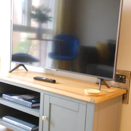 Apartment Centre Garden View Getaway For 2 Free Onsite Parking
