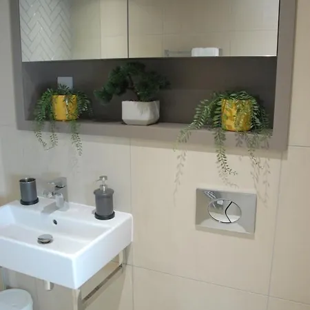 Apartment Centre Garden View Getaway For 2 Free Onsite Parking