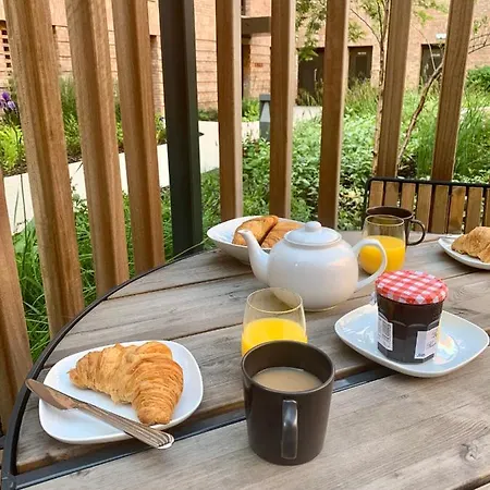 Centre Garden View Getaway For 2 Free Onsite Parking