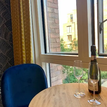 Centre Garden View Getaway For 2 Free Onsite Parking *